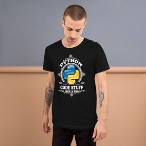 K&ouml;nnte beinhalten: Schwarzes T-Shirt mit einer wei&szlig;en Grafik des Python-Logos und dem Text "Python Code Stuff Like A Pro".