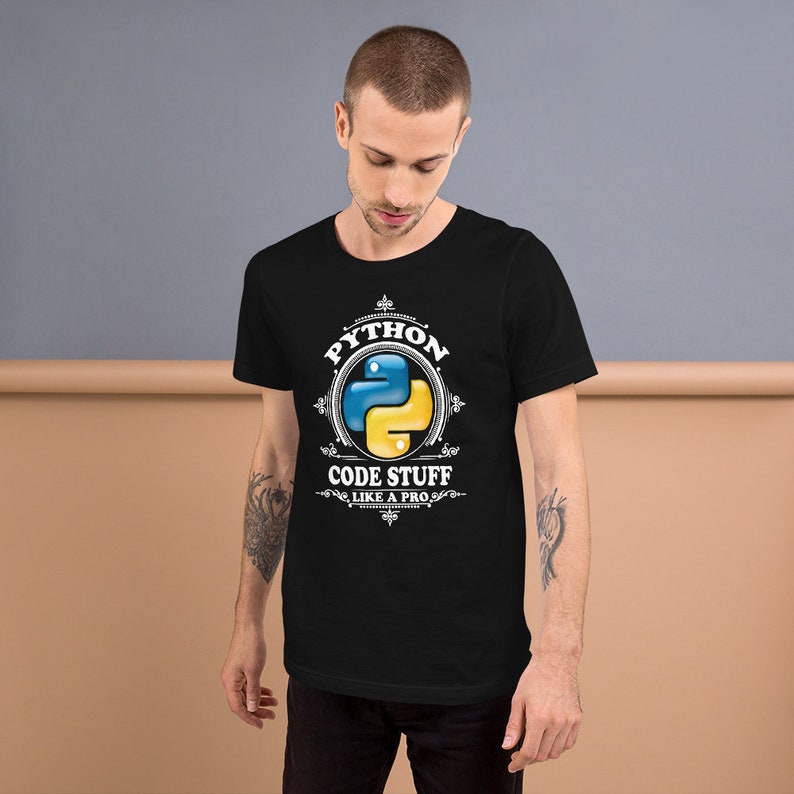 K&ouml;nnte beinhalten: Schwarzes T-Shirt mit einer wei&szlig;en Grafik des Python-Logos und dem Text "Python Code Stuff Like A Pro".