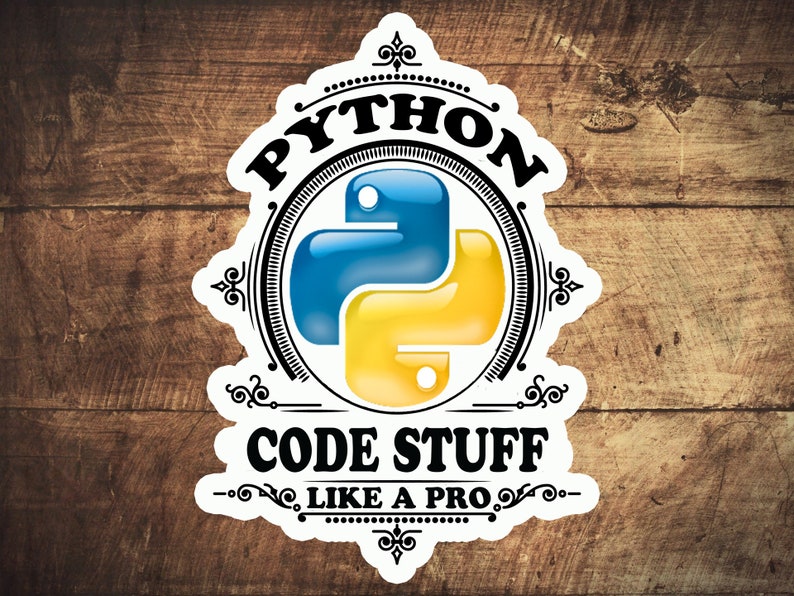 Puede incluir: Una pegatina blanca con un dise&ntilde;o de estilo vintage que presenta el logotipo de Python, una serpiente amarilla y azul, y el texto "Python Code Stuff Like A Pro."