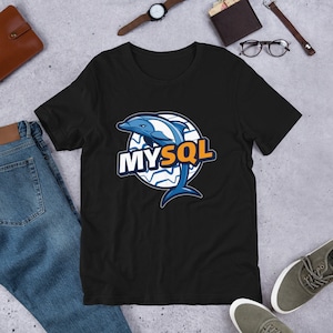 Könnte beinhalten: Schwarzes T-Shirt mit einem blauen Delfin-Motiv und dem Text "MYSQL" in orangefarbenen Buchstaben.