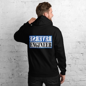 Könnte beinhalten: Schwarzer Kapuzenpullover mit einem blauen Rechteck auf der Rückseite, auf dem in weißen Buchstaben "REVERSE ENGINEER" steht.