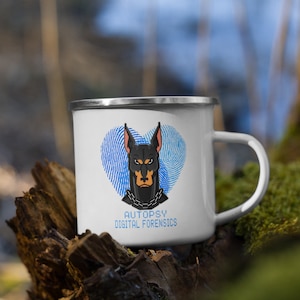 Könnte beinhalten: Weiße Emaille-Tasse mit einem blauen Fingerabdruck-Herz-Design und einer schwarzen Dobermann-Pinscher-Illustration. Der Text "AUTOPSY DIGITAL FORENSICS" ist unter dem Bild gedruckt.