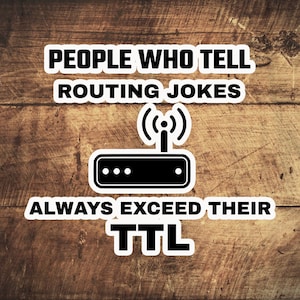 Könnte beinhalten: Aufkleber mit dem Text "PEOPLE WHO TELL ROUTING JOKES ALWAYS EXCEED THEIR TTL" und einer Grafik eines schwarzen Routers mit einem WLAN-Symbol. Der Hintergrund ist braunes Holzmaserung.