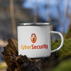 Könnte beinhalten: Weiße Emailtasse mit einem roten und orangen Logo eines Schlosses in einem Schild mit dem Text "CyberSecurity" darunter.