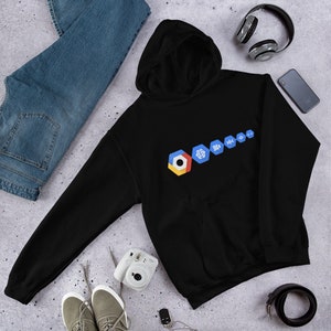 Puede incluir: Sudadera con capucha negra con un logotipo de Google Cloud Platform blanco y azul impreso en la parte delantera. El logotipo presenta una serie de hexágonos con diferentes iconos que representan varios servicios en la nube.