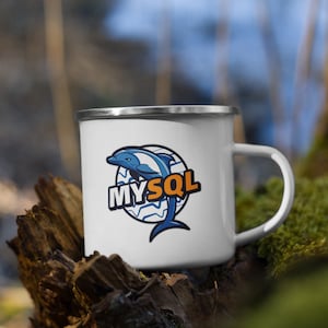 Könnte beinhalten: Weiße Emaille-Campingtasse mit einem blauen Delfin und dem Text "MySQL" in orangefarbenen Buchstaben.