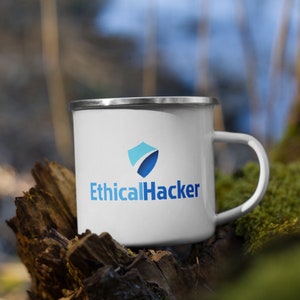 Könnte beinhalten: Weiße Emailtasse mit einem blau-weißen Schildlogo und dem Text "Ethical Hacker".