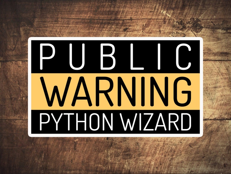 K&ouml;nnte beinhalten: Ein schwarzes und gelbes Warnschild mit wei&szlig;em Text, der "PUBLIC WARNING PYTHON WIZARD" auf einem Holzgrund lautet.