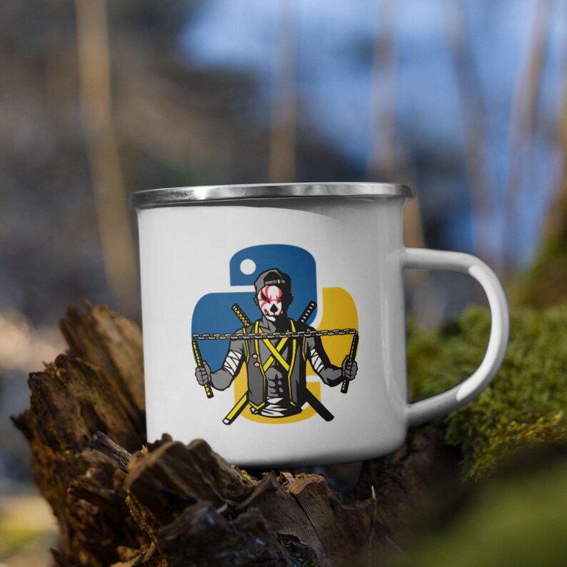 K&ouml;nnte beinhalten: Wei&szlig;e Emailtasse mit einem schwarzen und gelben Python-Logo. Das Logo zeigt eine maskierte Ninja-Figur, die zwei Nunchakus h&auml;lt.
