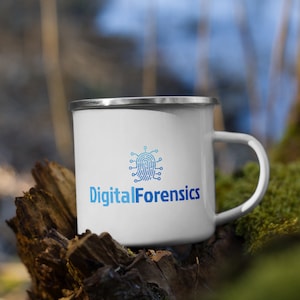 Könnte beinhalten: Weiße Emailtasse mit einem blau-weißen Logo eines Fingerabdrucks mit Leiterplattenlinien und dem Text "DigitalForensics".