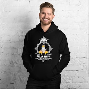Könnte beinhalten: Schwarzer Hoodie mit einer weißen Grafik eines Pinguins und dem Text "LINUX BREAK STUFF LIKE A PRO".