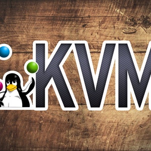 Może przedstawiać: Czarno-biały pingwin żonglujący trzema kolorowymi piłkami na tle imitującym drewno. Tekst "KVM" wyświetlany jest czarną i białą czcionką w paski.
