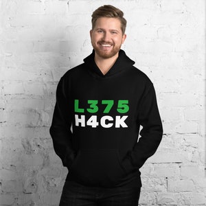 Könnte beinhalten: Schwarzer Hoodie mit einem weißen Aufdruck, der "L375 H4CK" in grünen Buchstaben zeigt.
