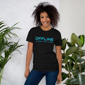 Puede incluir: Una camiseta negra con la palabra "OFFLINE" en texto azul. Debajo de la palabra "OFFLINE" están las palabras "FACEBOOK", "TWITTER" e "INSTAGRAM" en texto más pequeño.