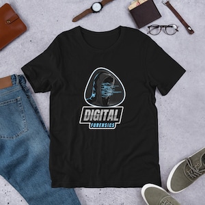 Può includere: T-shirt nero con una grafica di una figura incappucciata con un effetto digitale e il testo "DIGITAL FORENSICS".
