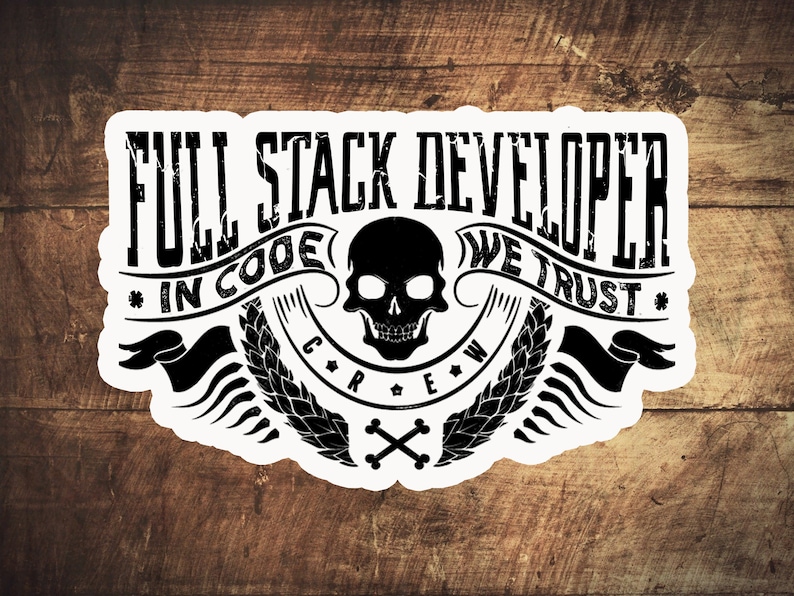 Pu&ograve; includere: Adesivo bianco e nero con il testo "Full Stack Developer" e "In Code We Trust". L'adesivo presenta un teschio con ossa incrociate e spighe di grano.