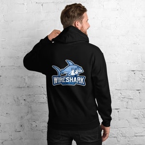 Könnte beinhalten: Schwarzer Kapuzenpullover mit einem blauen Hai-Motiv und dem Text "WIRE SHARK YCP ARTIST" auf der Rückseite.