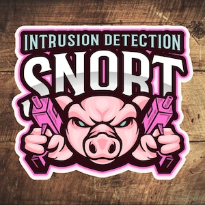 Op de afbeelding: Een roze varken met een zwarte bandana houdt twee roze pistolen in zijn voorpoten. Het varken staat voor een witte banner met de tekst "Intrusion Detection Snort".