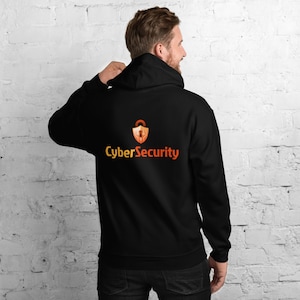 Könnte beinhalten: Schwarzer Kapuzenpullover mit einem Grafikdruck eines goldenen Vorhängeschlosses mit einem Schlüsselloch und dem Text "CyberSecurity" in Orange und Gelb.