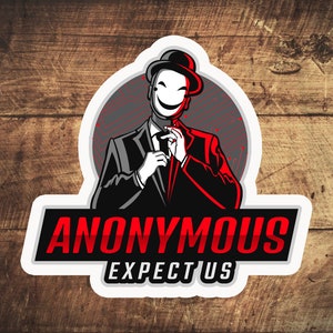 Op de afbeelding: Een witte sticker met een zwart-rode illustratie van een persoon met een hoed en een masker. De tekst "Anonymous Expect Us" staat in rode letters.