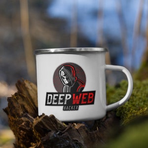 Könnte beinhalten: Weiße Email Tasse mit einem schwarzen und roten Logo, das "DEEPWEB HACKER" lautet. Das Logo zeigt eine Person mit Kapuze und einem Totenkopfgesicht.