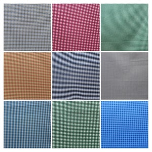 Könnte beinhalten: Eine Collage aus neun verschiedenen Stoffmustern, jedes mit einem anderen karierten Muster. Die Muster umfassen eine Vielzahl von Farben, darunter Blau, Grün, Rot, Orange und Grau.