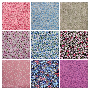 Op de afbeelding: Negen stoffen stalen met bloempatronen in verschillende kleuren. De stalen bevatten roze, blauwe, groene en zwarte achtergronden met witte, roze en blauwe bloemen. Andere stalen hebben bladpatronen in roze en paars.