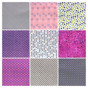 Könnte beinhalten: Eine Collage von neun Stoffmustern mit verschiedenen Mustern. Die Muster umfassen Punkte, geometrische Formen und Glitzer. Die Farben reichen von Lila und Rosa bis hin zu Blau- und Neutraltönen. Die Stoffe sind wahrscheinlich für Bastel- oder Nähprojekte geeignet.