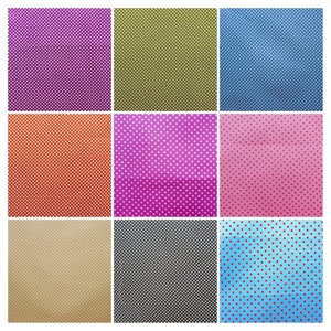 Peut inclure: Neuf échantillons de tissu avec un motif à pois. Les échantillons sont de différentes couleurs, notamment le violet, le vert, le bleu, l'orange, le rose, le noir et le marron.