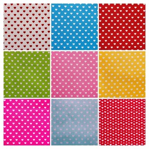 Könnte beinhalten: Neun verschiedene Stoffmuster mit einem sich wiederholenden Muster aus weißen Herzen auf verschiedenen farbigen Hintergründen. Die Farben umfassen Rot, Blau, Grün, Pink, Gelb, Hellblau und Dunkelrot.