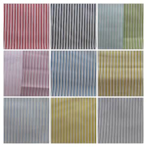 Op de afbeelding: Een verzameling van 10 stofstalen met verschillende gekleurde strepen. De stalen zijn gerangschikt in een raster van 3 rijen en 4 kolommen. De kleuren omvatten rood, blauw, groen, roze, lichtblauw, geel en grijs.