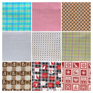 Può includere: Una collezione di nove campioni di tessuto con vari motivi. Questi includono quadri, quadretti vichy, stampe floreali e stampe fantasiose con orsi, gatti e disegni festivi. I colori vanno dal blu, verde e rosso al marrone e nero.