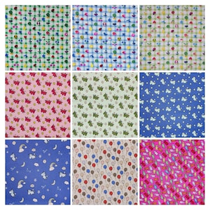 Könnte beinhalten: Neun verschiedene Stoffmuster mit verschiedenen Mustern. Die Muster umfassen ein grünes und weißes Gingham mit kleinen roten und gelben Akzenten, ein blaues und weißes Gingham mit kleinen roten und gelben Akzenten, ein grünes und weißes Gingham mit kleinen gelben und roten Akzenten, einen rosa Hintergrund mit einem sich wiederholenden Muster aus roten und gelben Sternen und einem Einhorn, einen grünen Hintergrund mit einem sich wiederholenden Muster aus gelben Sternen und einem grünen Einhorn, einen blauen Hintergrund mit einem sich wiederholenden Muster aus weißen Sternen und einem blauen Einhorn, einen beigefarbenen Hintergrund mit einem sich wiederholenden Muster aus roten, blauen und braunen Ballons, einen rosa Hintergrund mit einem sich wiederholenden Muster aus rosa, gelben und orangefarbenen Bären und einen blauen Hintergrund mit einem sich wiederholenden Muster aus weißen Wolken, Sternen und Regenbögen.