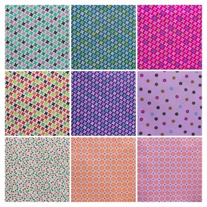 Puede incluir: Nueve muestras de tela con diferentes patrones. Los patrones incluyen pequeñas flores, puntos y estrellas en una variedad de colores, incluyendo rosa, morado, azul, verde, naranja y blanco.