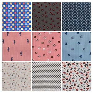 以下が含まれることがあります： ヨットや海賊をテーマにした9つの生地見本。デザインには、錨、ヨット、タツノオトシゴ、頭蓋骨、救命浮輪が含まれます。色は青、赤、白、グレーです。生地はさまざまなストライプとオールオーバープリントのデザインです。