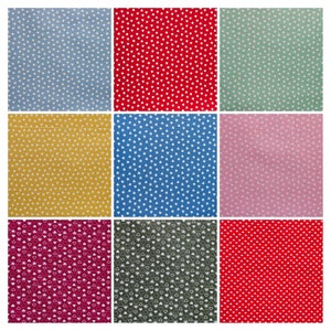 Może przedstawiać: Dziewięć próbek tkaniny z wzorem białych serc na różnych kolorowych tłach. Kolory obejmują niebieski, czerwony, zielony, żółty, różowy, ciemnoniebieski, bordowy, oliwkowy i czerwony.