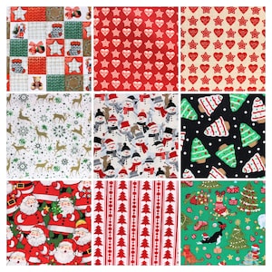 Op de afbeelding: Een verzameling kerststoffen met verschillende patronen. Ontwerpen omvatten de kerstman, sneeuwmannen, rendieren, kerstbomen, sterren, harten en kerstsokken. De kleuren zijn rood, groen, wit en beige. Ideaal voor seizoensgebonden knutselwerkjes en decoraties.