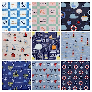 Könnte beinhalten: Neun Stoffmuster mit maritimen Themen. Designs umfassen Anker, Segelboote, Leuchttürme, Wale und Rettungsringe. Farben sind Blau, Rot, Weiß und Gelb. Muster variieren von kariert bis zu sich wiederholenden Motiven, geeignet für Bastelprojekte.