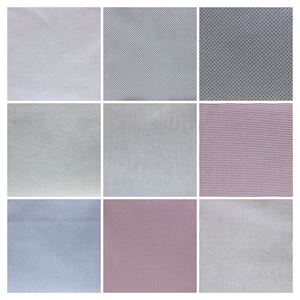 Op de afbeelding: Een raster van negen stofstalen. De kleuren variëren van lichtgrijs tot donkergrijs en bordeauxrood. Sommige stoffen hebben een klein stippenpatroon, terwijl andere een geruit ontwerp hebben. De stoffen lijken van katoen of linnen te zijn.