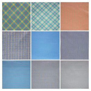 Peut inclure: Neuf échantillons de tissus différents avec divers motifs à carreaux et à damier en bleu, vert, orange, noir et blanc.