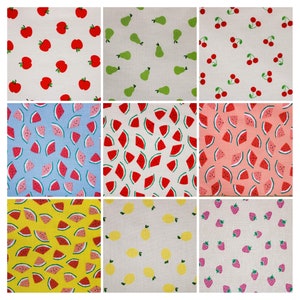 Op de afbeelding: Negen verschillende stofstalen met verschillende fruit- en groentepatronen. De patronen omvatten rode appels, groene peren, rode kersen, watermeloenplakjes op een blauwe achtergrond, watermeloenplakjes op een roze achtergrond, watermeloenplakjes op een gele achtergrond, citroenen op een crèmekleurige achtergrond en aardbeien op een roze achtergrond.