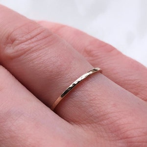Anello impilabile martellato in oro riciclato anello delicato in oro massiccio da 9 ct o fede nuziale alternativa immagine 6