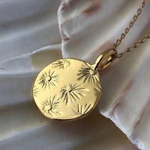 Goldfarbener Sonnenstrahl-Scheibenanhänger, goldene Sonnen-Charm-Halskette, Vintage-Sonnenmotiv, Sonnenschein-Münzen-Halskette, Geschenke für Sie. Bild 5