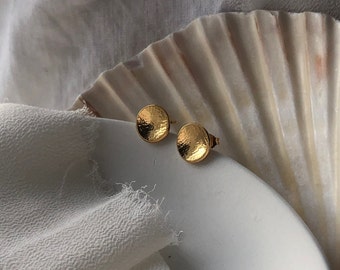 Getextureerde schijfoorknopjes - Kleine ronde studs van gerecycled zilver en goud - Duurzame sieraden