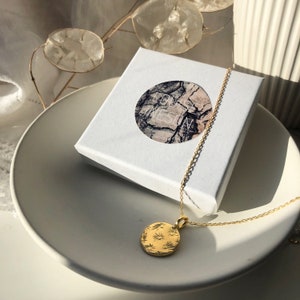 Goldfarbener Sonnenstrahl-Scheibenanhänger, goldene Sonnen-Charm-Halskette, Vintage-Sonnenmotiv, Sonnenschein-Münzen-Halskette, Geschenke für Sie. Bild 8