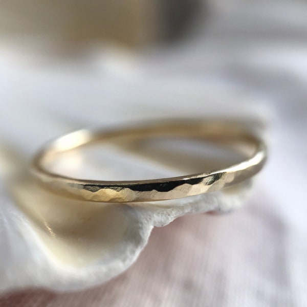 Gehämmerter Stapelring aus recyceltem Gold - 9 Karat Gold als zarter Ring oder alternativer Ehering