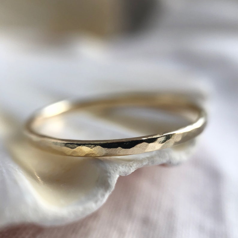 Anello impilabile martellato in oro riciclato anello delicato in oro massiccio da 9 ct o fede nuziale alternativa immagine 1
