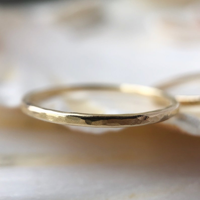 Anello impilabile martellato in oro riciclato anello delicato in oro massiccio da 9 ct o fede nuziale alternativa immagine 4