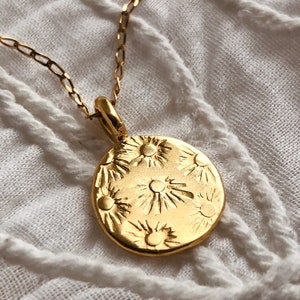 Goldfarbener Sonnenstrahl-Scheibenanhänger, goldene Sonnen-Charm-Halskette, Vintage-Sonnenmotiv, Sonnenschein-Münzen-Halskette, Geschenke für Sie. Bild 1