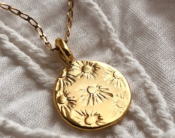 Goldfarbener Sonnenstrahl-Scheibenanhänger, goldene Sonnen-Charm-Halskette, Vintage-Sonnenmotiv, Sonnenschein-Münzen-Halskette, Geschenke für Sie.